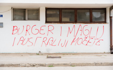 [FOTO] Na stadionu HNK Zadra osvanuli grafiti: ‘Burger i maglu i Australiji možete prodavati…’