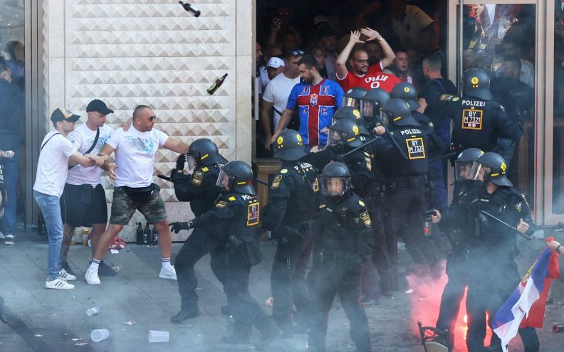 Devet policajaca ozlijeđeno u sukobu sa srpskim navijačima. Bacali su boce i stolove