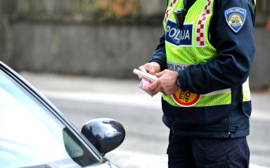 Policijski službenik u alkoholiziranom stanju vozio službeno vozilo