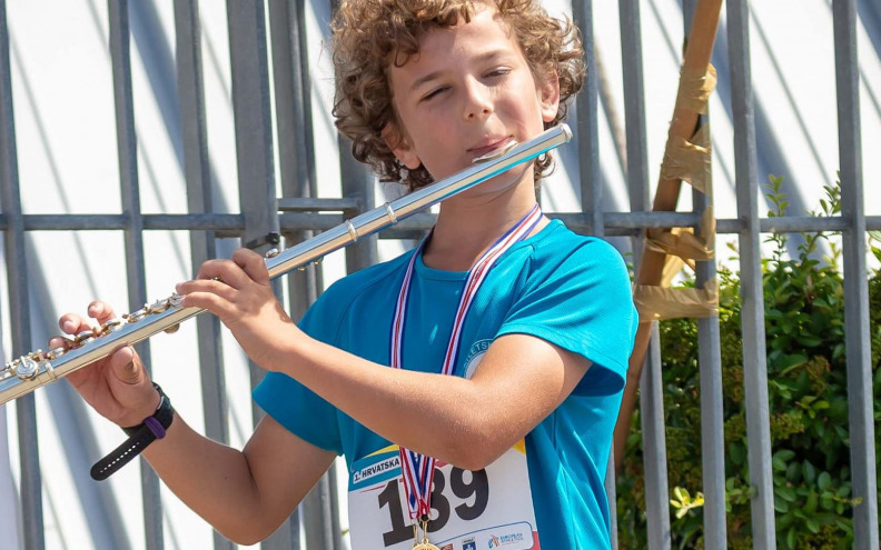 Senzacionalni 11-godišnjak Emil Jones osvojio utrku Petica za Domovinu