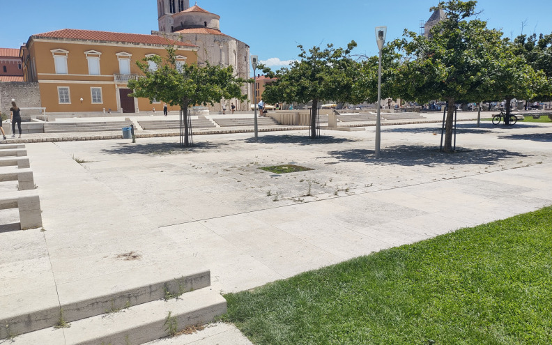 S javne površine na Forumu do bivšega kafića Riva uklonjene sve klupe i jedno stablo, evo zašto