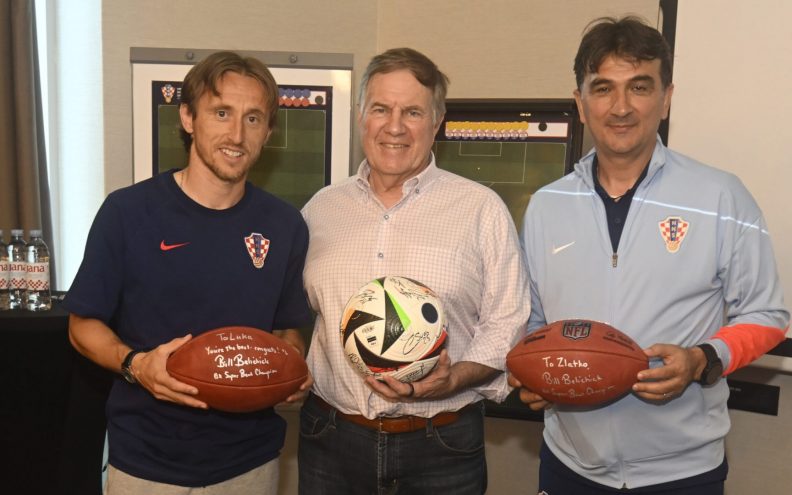 Bill Belichick posjetio hrvatske reprezentativce, Dalić i Modrić uručili su mu potpisani dres i loptu