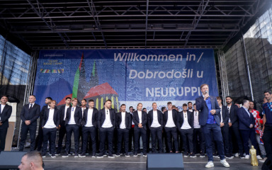 FOTO Tisuće navijača dočekale Vatrene na trgu u Neuruppinu, Kustić nije krio oduševljenje