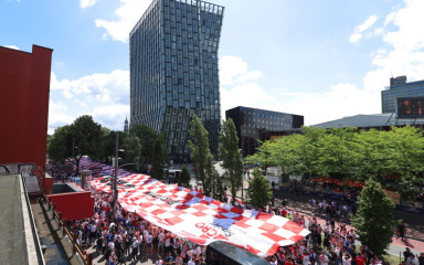 FOTO U Hamburgu razvučena golema hrvatska zastava