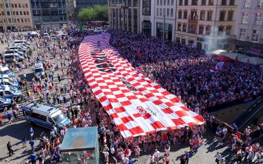 FOTO U Leipzig stigla i najveća hrvatska zastava, navijači u korteu krenuli prema stadionu