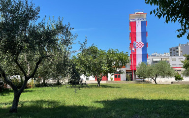 [FOTO] Zadarski vatrogasci hrvatskom zastavom i porukom poželjeli sreću Vatrenima