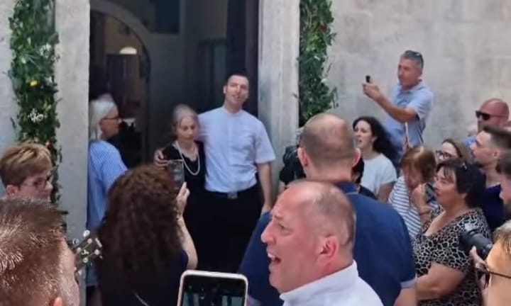 VIDEO Emotivni prizor: Župljani pjesmom pozdravili mladomisnika don Antonija Oltrana