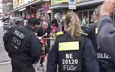 UZNEMIRUJUĆE Muškarac sa sjekirom napadao ljude u navijačkoj zoni u Hamburgu. Policija ga upucala