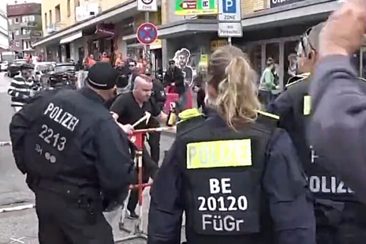 UZNEMIRUJUĆE Muškarac sa sjekirom napadao ljude u navijačkoj zoni u Hamburgu. Policija ga upucala