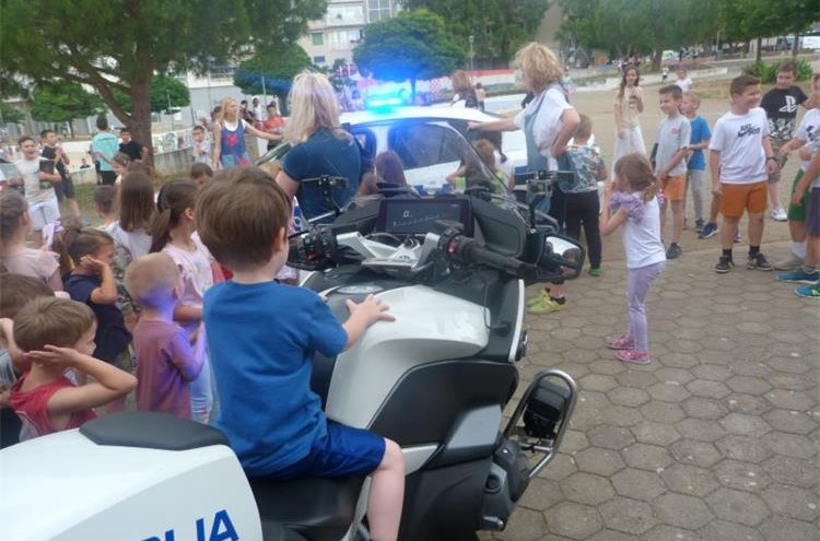 Vrtićki mališani posjetili PU zadarsku i razgledavali policijsku opremu
