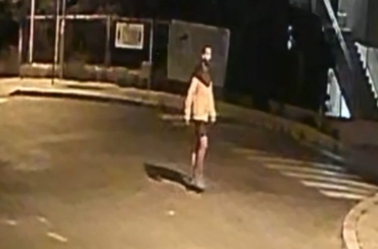 [VIDEO] Policija traži ovog čovjeka zbog silovanja, djevojku je prvo udario šipkom
