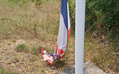 HSP Zadarske županije: ‘U Islamu Grčkom potrgana hrvatska zastava i bačena na zemlju’