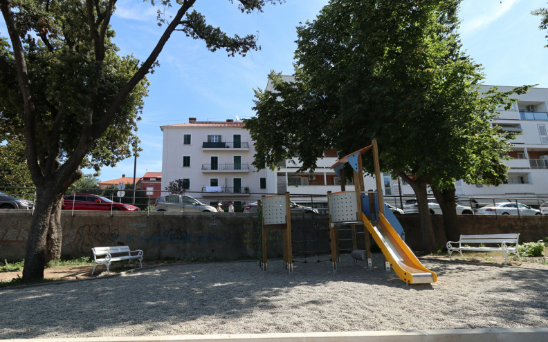 Zadarski roditelji o preuređenom igralištu na rivi: 'Užas, moja malena zapela je na toj klackalici...'