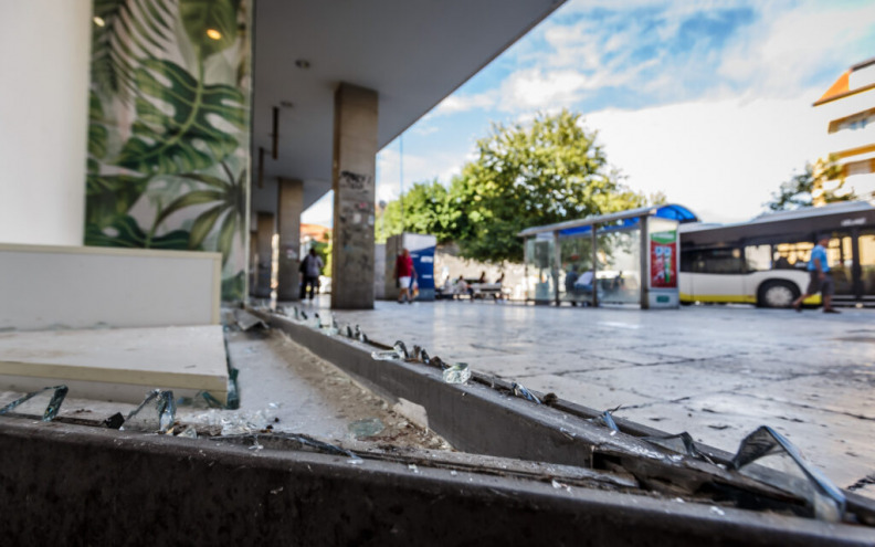 Čak 24 osobe ozlijeđene u padu stakla u Splitu, dvije zadržane u bolnici