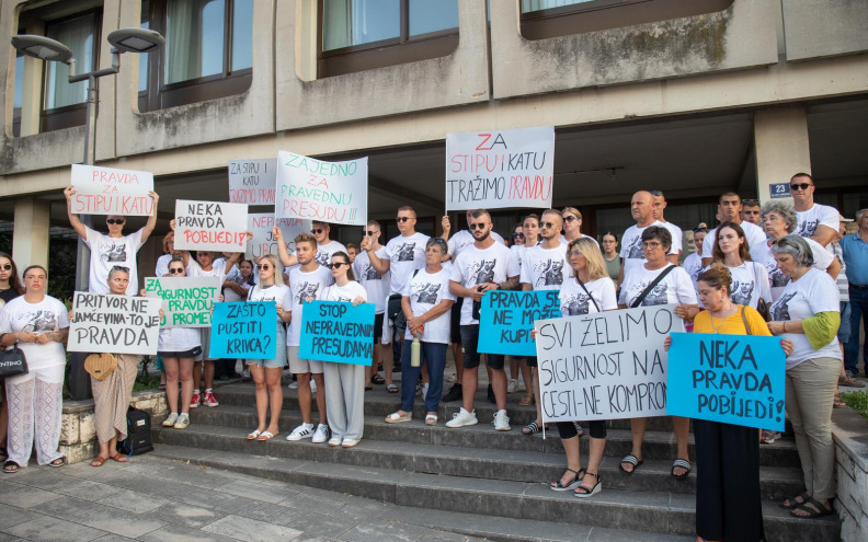 U Dubrovniku prosvjed zbog puštanja na slobodu albanske vozačice koja je usmrtila brata i sestru