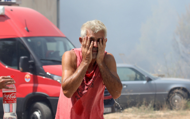 Vatrogasci se i dalje bore s požarom kod Skradina. Postoji opasnost i za NP Krka