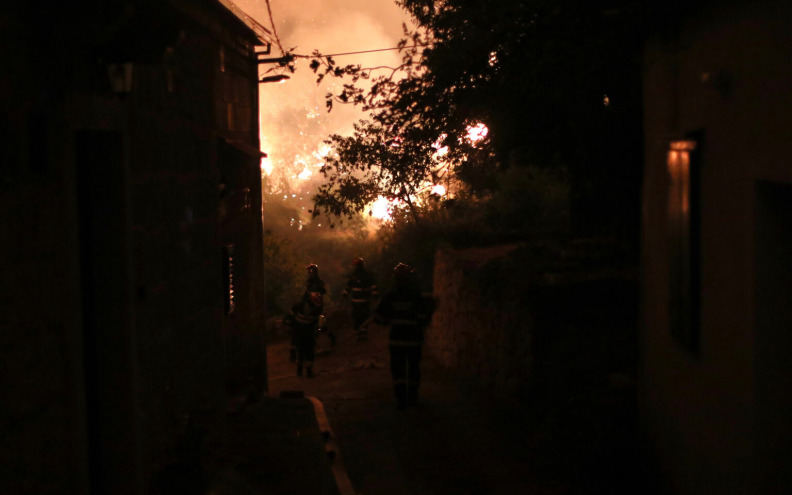 VIDEO Dramatične snimke iz Tučepa, vatra je prodrla i u Park prirode Biokovo