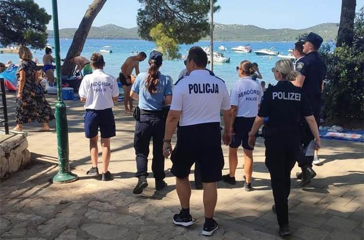 Zadarski i strani policajci u vrijednoj akciji obilazili kampove u županiji