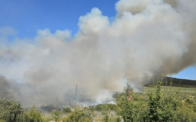 [FOTO] Požar u Radašinovcima još uvijek nije pod nadzorom!
