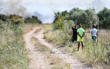 [FOTO/VIDEO] Velikim naporom vatrogasaca dio požara kod Smokovića i Zemunika lokaliziran