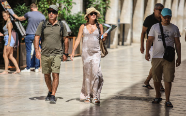 [FOTO] Turisti i Zadrani uživali u subotnjem điru unatoč visokim temperaturama