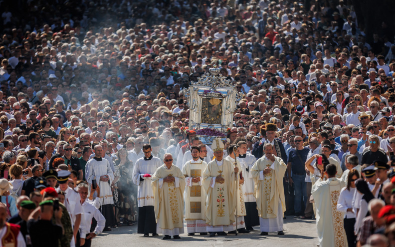 Krenula blagdanska procesija u Sinju