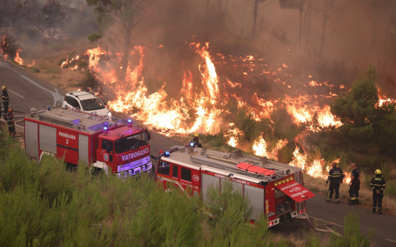 Požari u Tučepima i Vrsinama i dalje aktivni