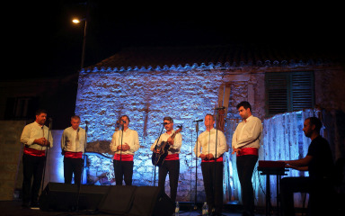 KONCERT ZA PAMĆENJE! Klapa Cambi i Bibinjci zapivali srcem i dišpetom