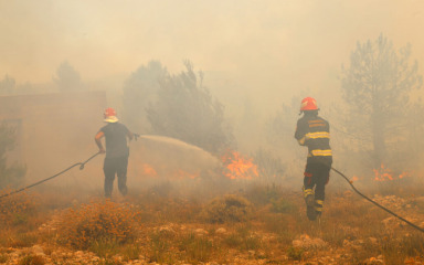 Novi požar u Žrnovnici gasi 80 vatrogasaca