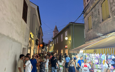 [FOTO] ČOVIK NA ČOVIKU! Ulice Nina prepune šetača, pogledajte fotografije