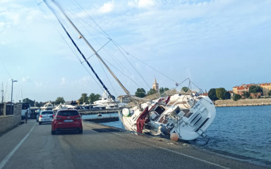 Jedrilica nasukana tijekom nevremena ponovno zaplovila