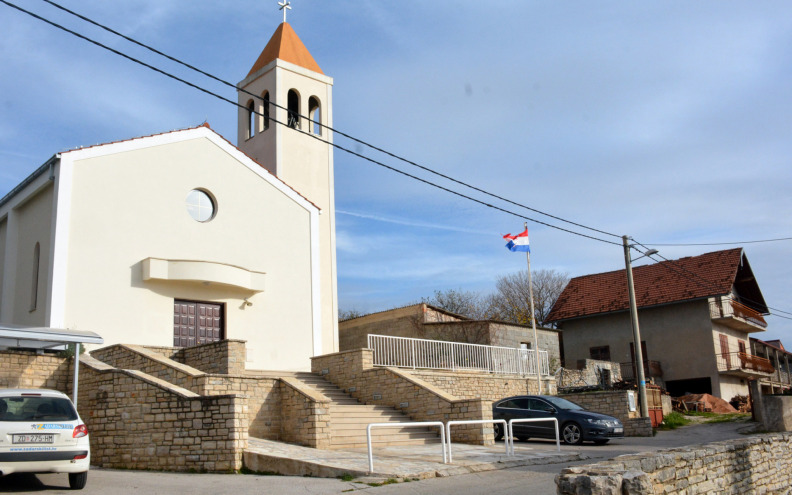 Zbog seksualnog uznemiravanja uhićen župnik u Perušiću Benkovačkom?