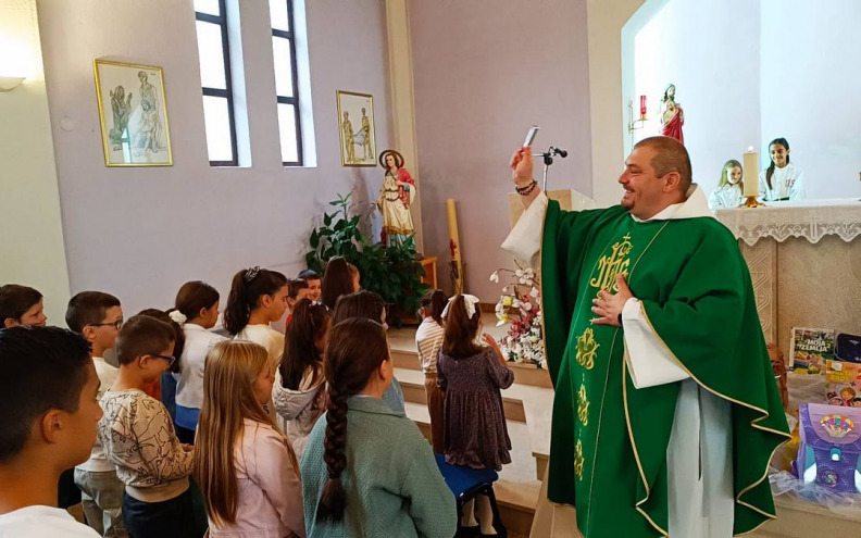 Blagoslov prvašića i torbi u crkvi sv. Kate u Vukšiću