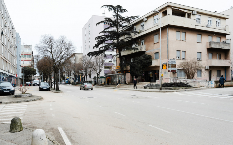 Biciklist u Zadru vozio po pješačkom pa ga srušio automobil, teško je ozlijeđen