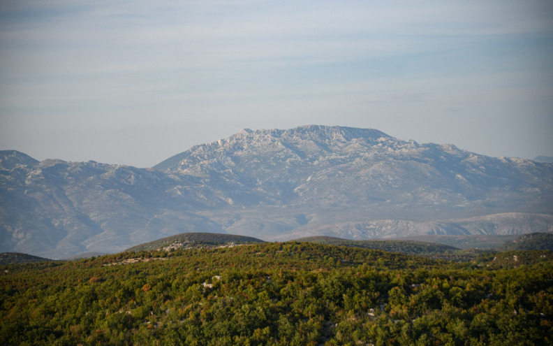 Izgorjelo mnogima omiljeno planinarsko sklonište na Velebitu: 'Bilo je od velike važnost za planinare'