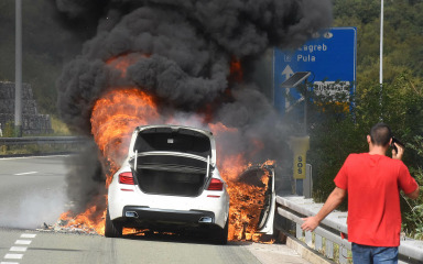 [FOTO] Na autocesti u potpunosti izgorio automobil u požaru