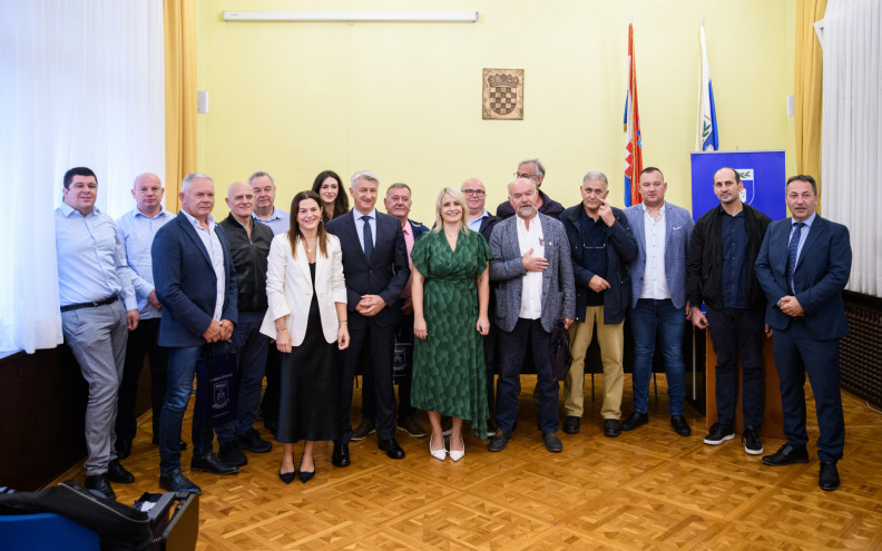 Župan ukazao na važnost povezvanja OPG-ova i ugostitelja. Podijelio i nagrade