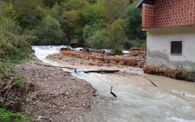 Popušta zečji nasip na Uni! Rijeka teče neprirodnim kaskadama nastalim u radovima i devastaciji