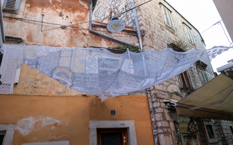 Varošku ulicu krase tradicionalni ručni radovi naših majki i baka