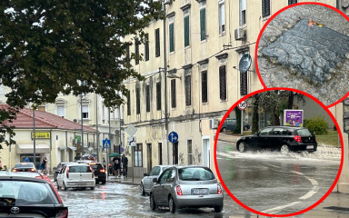 [FOTO] Otvorilo se nebo iznad Zadra! Jaka kiša potopila ulice, ceste pod vodom