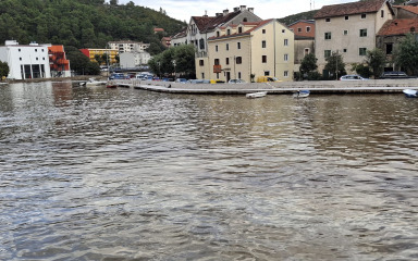 Kiša donijela velike probleme. Zrmanjom po Obrovcu ponovno pluta mazut