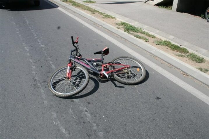 Biciklom udario u automobil pa završio u bolnici