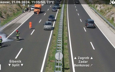 Na A1 kod čvora Benkovac zapalio se automobil, požar gasili vatrogasci