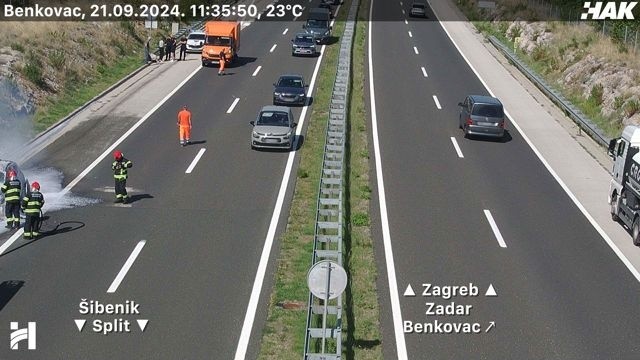 Na A1 kod čvora Benkovac zapalio se automobil, požar gasili vatrogasci