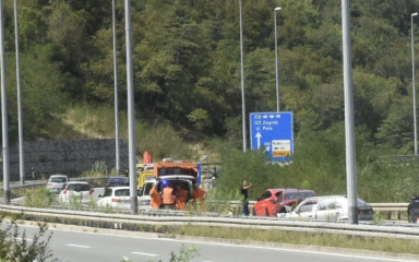 Stariji vozač na autocesti vozio neprilagođenom brzinom pa uzrokovao nesreću; poginuo je