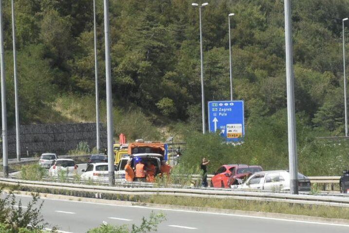 Stariji vozač na autocesti vozio neprilagođenom brzinom pa uzrokovao nesreću; poginuo je