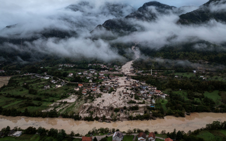 Spasioci u Jablanici tragaju za nestalima nakon poplava i odrona