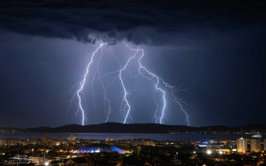 VIDEO Iznad Istre i Kvarnera u dva sata zabilježeno više od 2.500 udara munja!