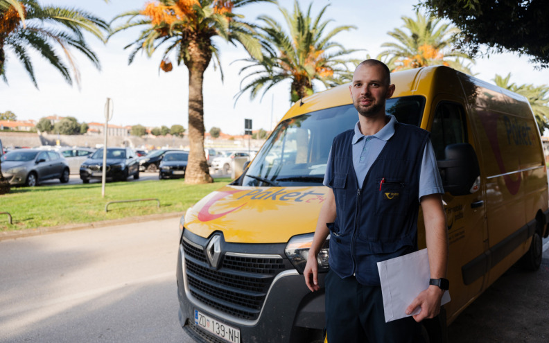 Poštar Miro Jermen o zanimljivosti svog posla: Pas me ugrizao jednom, a vozio sam čak i – pčele