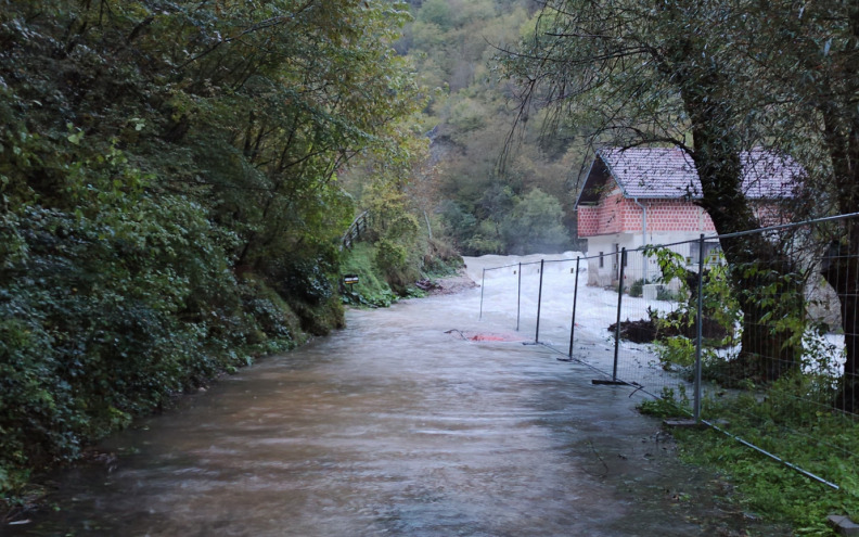 Mehanizacija napustila Unu, a mještani i dalje - bez vode: 'Rijeka se izlila preko tog nasipa...'